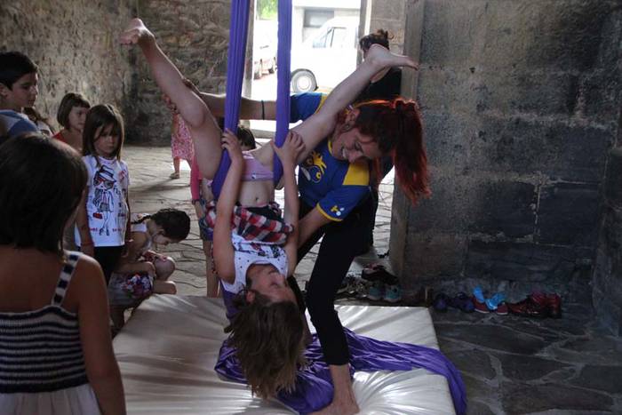 Umeak trapezisten modura ibili dira Larraulen 23 1438441181396