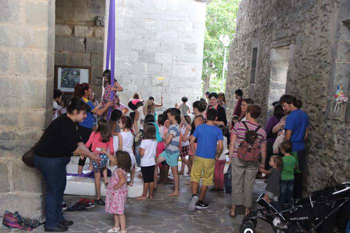 Umeak trapezisten modura ibili dira Larraulen 24 1438441181697