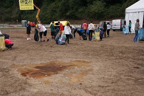 Laskorain Ikastolakoak garbiketa egiten 9 1381142687398