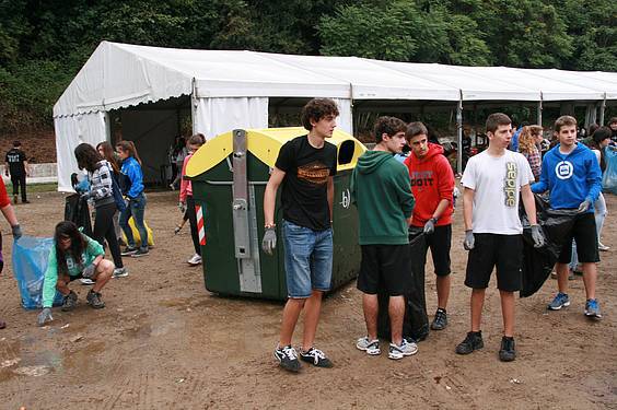 Laskorain Ikastolakoak garbiketa egiten 10 1381142688548