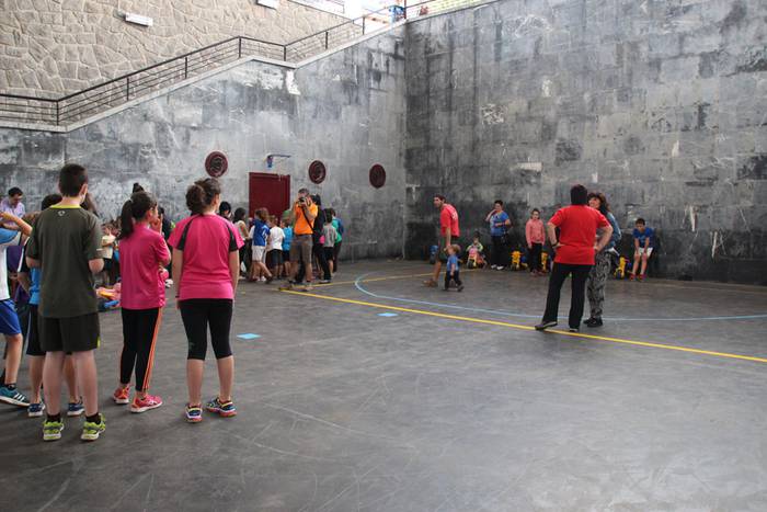 Batzuen ajea besteen jolasa, Abaltzisketan 14 1434811507197