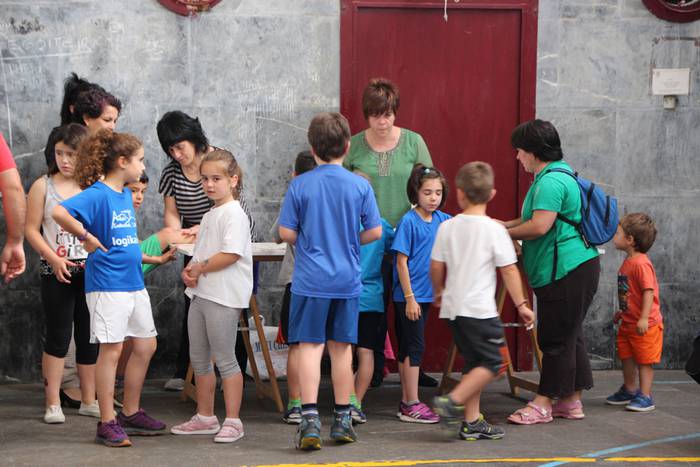 Batzuen ajea besteen jolasa, Abaltzisketan 15 1434811508899