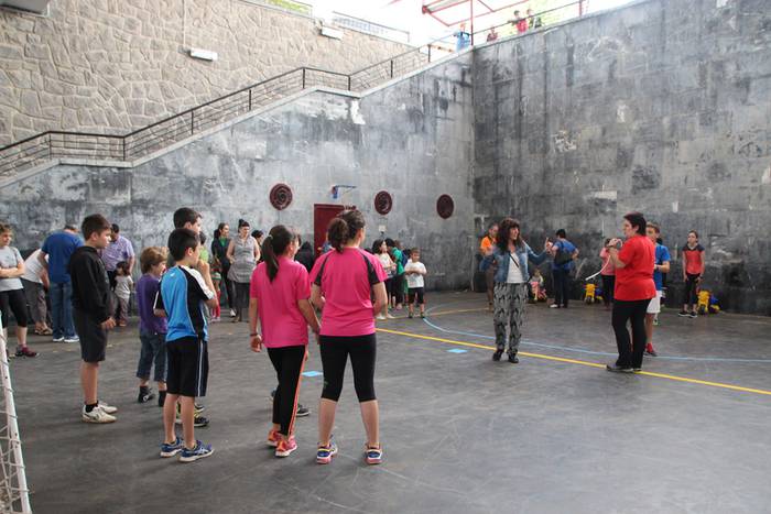 Batzuen ajea besteen jolasa, Abaltzisketan 20 1434811516830