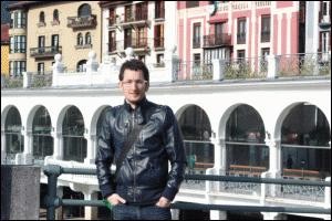 Xabier Zeberio: «Gabriel Aresti lankide eta gidari literarioa izan zen Oskorriren hastapenetan»