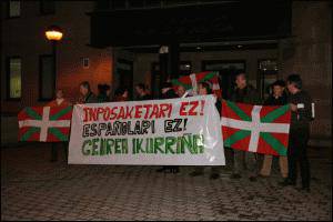 Espainiako bandera jarriz «espainiar izatea inposatzen» ari direla salatu dute