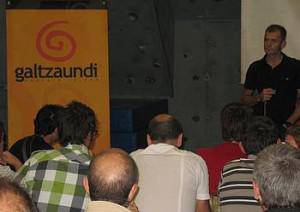 Iñurrategirekin mendiaz solasean