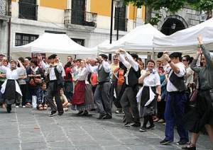 Helduei plazako dantzak irakasteko helburuz, ikastaroa antolatu du Udaberri dantza taldeak