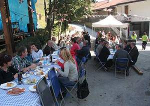 90 lagun inguru elkartu dira bazkaltzen Ugane auzoan