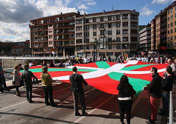 Ikurrinaren eta euskal ikurren erabilera zabaltzeko deia egin dute