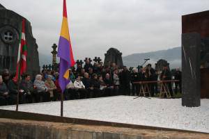'Errepublika eta Euskal Herriaren Askatasunaren Alde Hildakoei Monumentua' aurkezten ari dira