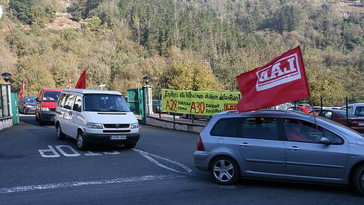 Negoziazio kolektiboaren defentsan auto karabana egin dute LAB sindikatuko kideek