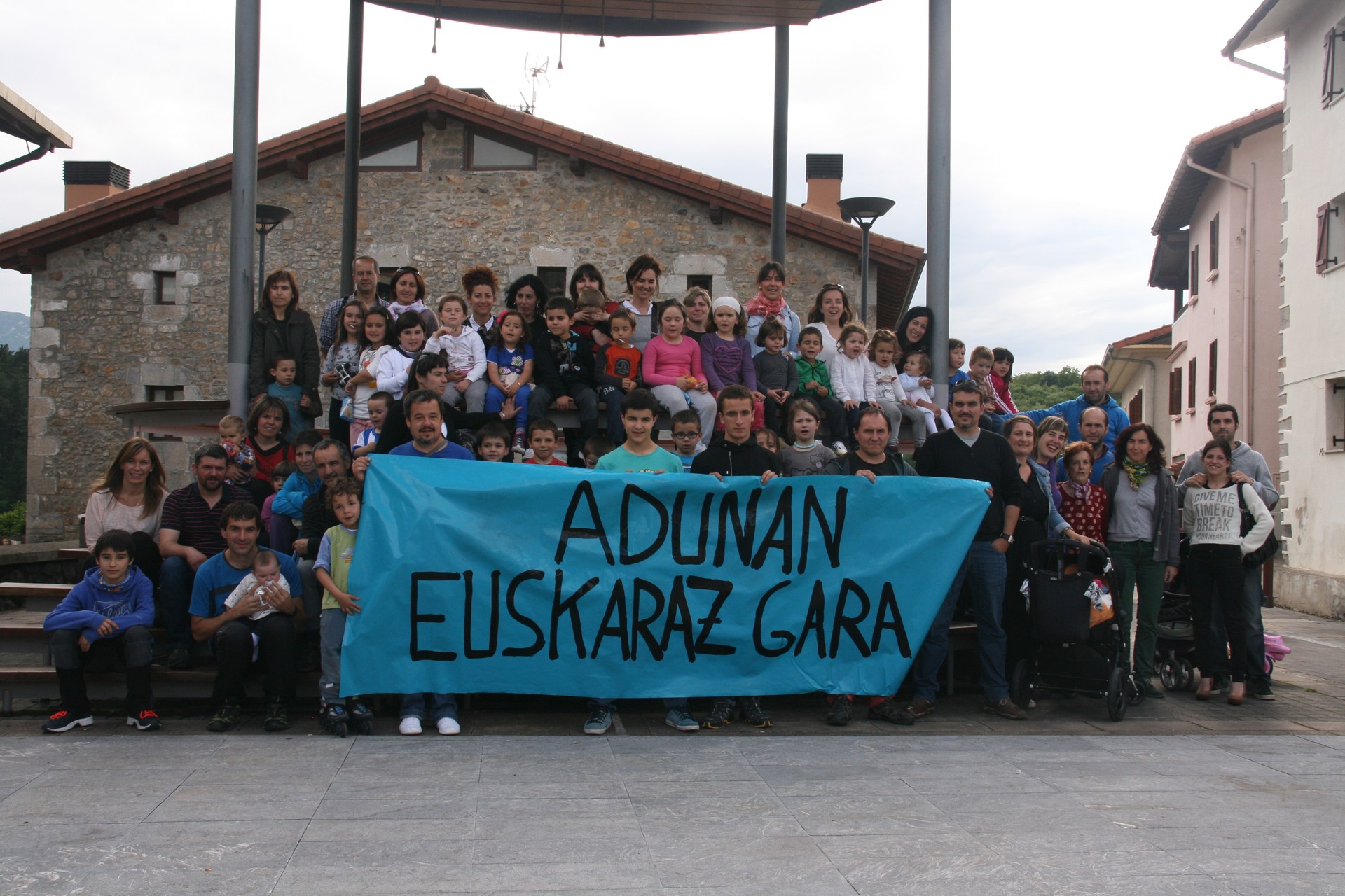 Adunarrek bat egin dute Udalerri Euskaldunen Egunarekin