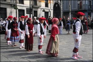 Euskal dantzaren egun handia izango da etzi, Tolosan