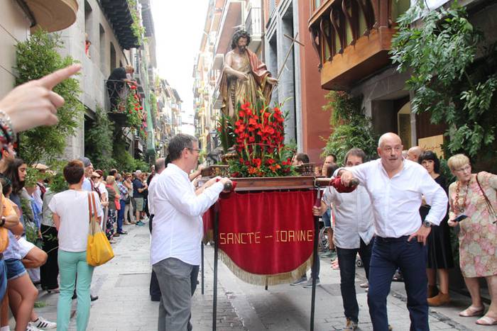 Santuek eta dantzariek poztu 90 1498312674259