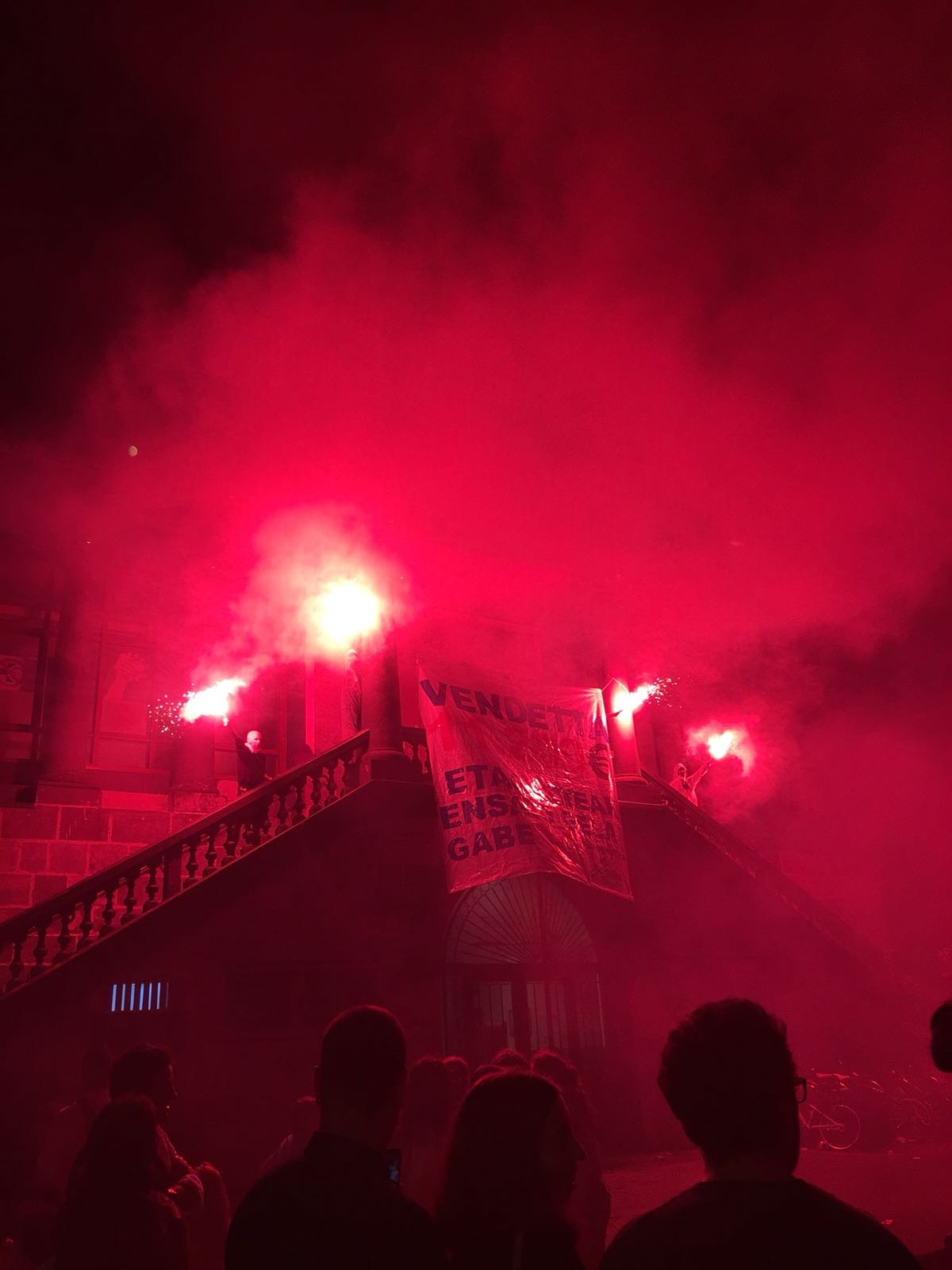 Bengala eta protesta Vendettaren kontzertuan