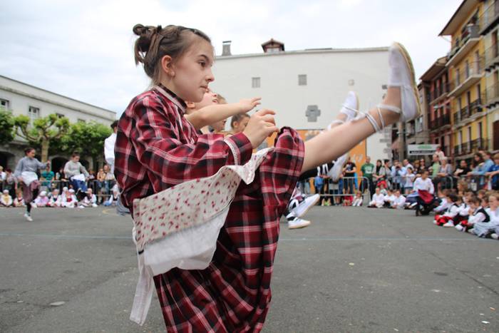 Dantzari txiki eguna Villabonan 17 1465749473201