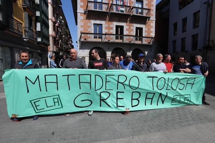 Hiltegiko langileek egoeraren ardura hartzea eskatu diote enpresa kudeatzaileari eta mankomunitateari