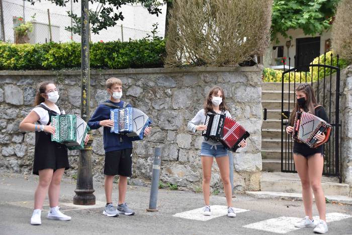 Festari itxura ematen, musik 1 1627663329678