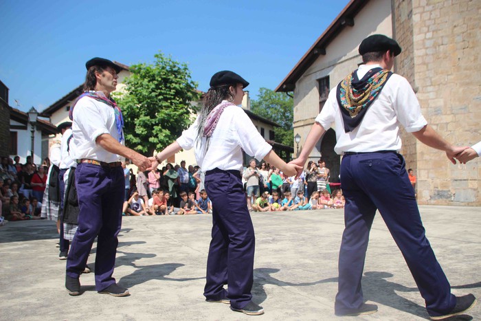 Emakumeak dantzari, lehenengo aldiz soka dantzan - 12