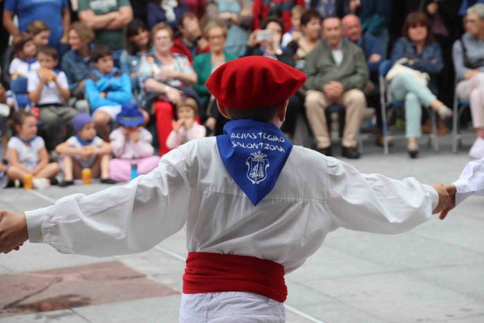 Dantzak, txistuak eta trikit 71 1565549113012