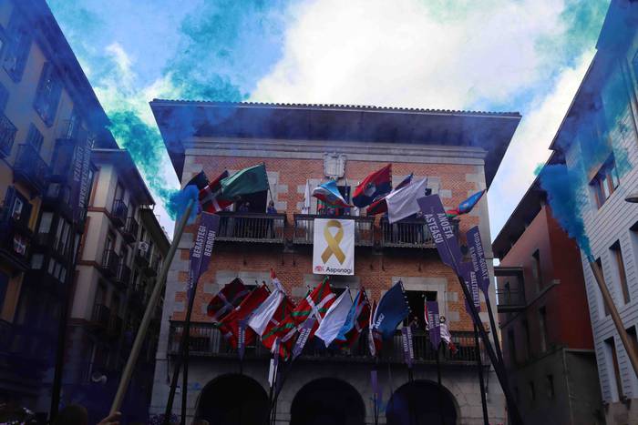 Tolosa urdinez jantzi da 42 1632073508042