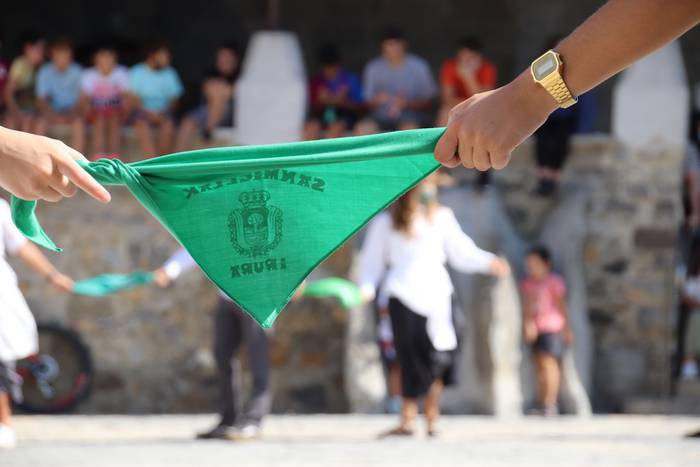 Berriro ere elkarri eskutik  81 1632576984982