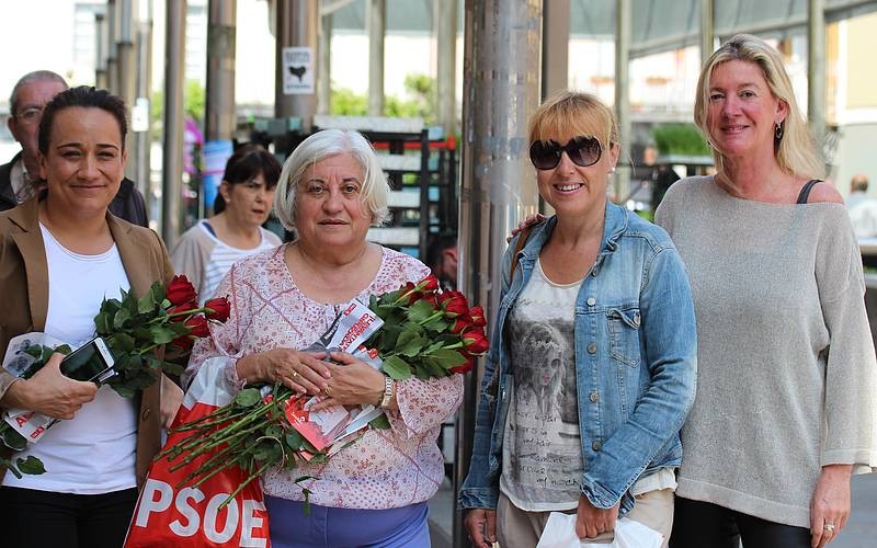 Maria Luisa Arijak arrosak banatu ditu Villabonako merkatuan