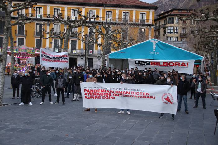 Covid ziurtagiriaren eta aire librean maskararen erabileraren "oinarri sanitario eza" salatu dute