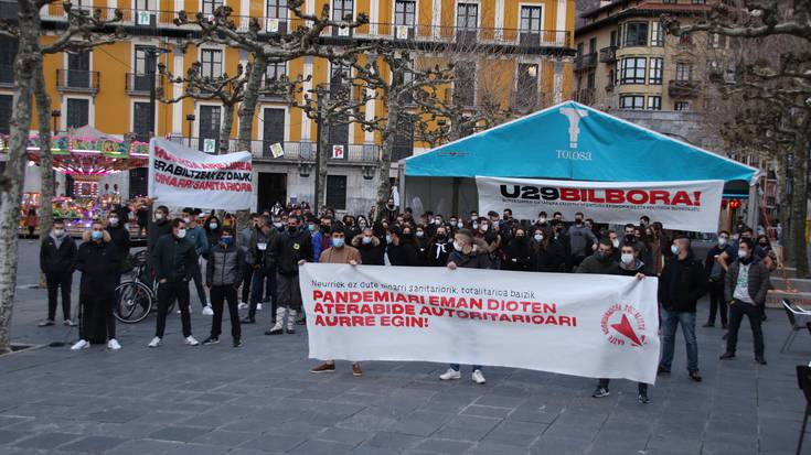 Covid ziurtagiriaren eta aire librean maskararen erabileraren "oinarri sanitario eza" salatu dute