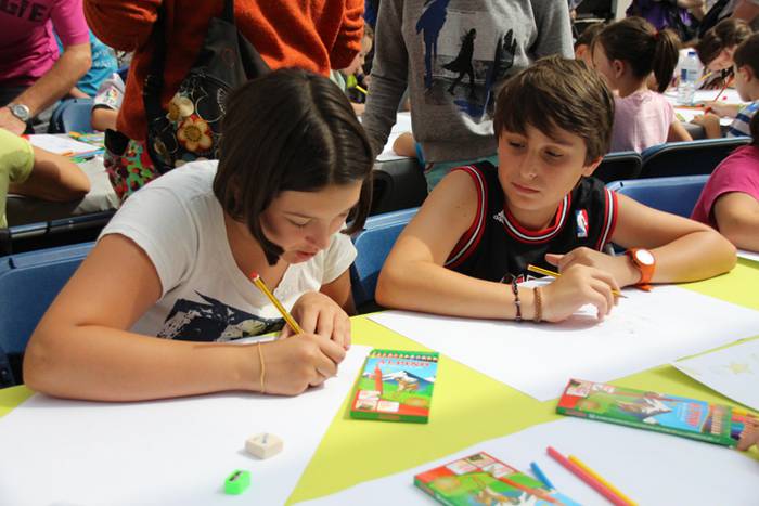 Haurrak beren dohaiak erakusten 20 1469532272799