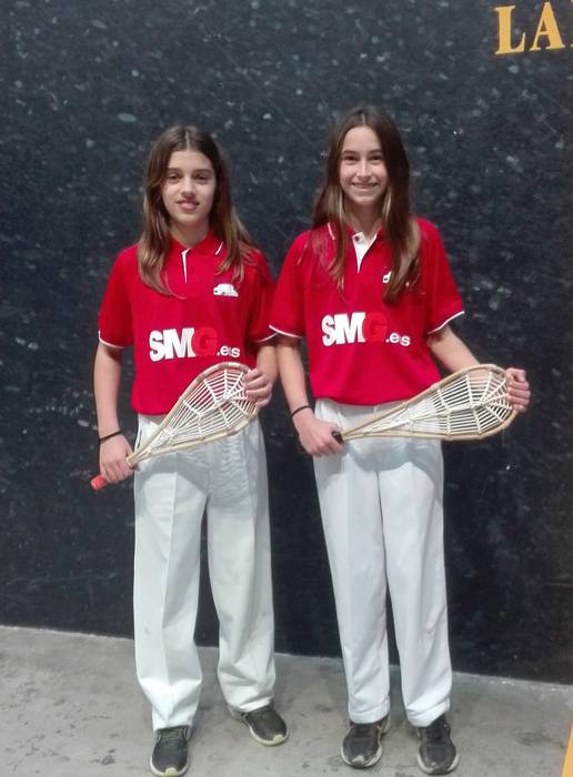 Neska  xarelariak historian lehen aldiz ariko dira Iparraldean,  xarearen seaskan.