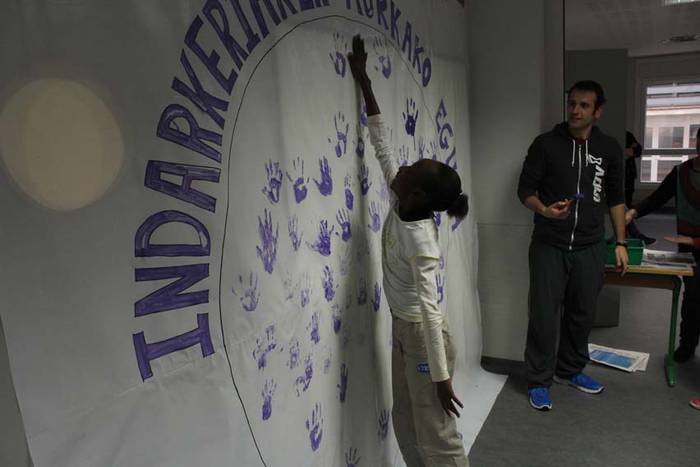 Azaroak 25 Ikaztegietako eskolan murala 17 1448454566908