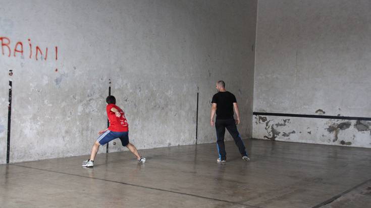 Izen ematea zabalik, Zimiterioko txapelketan