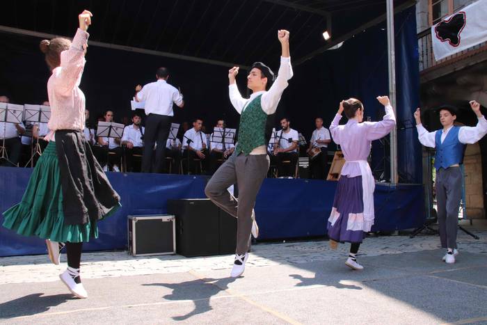 Musikak eta dantzak jantzi d 26 1531658970222