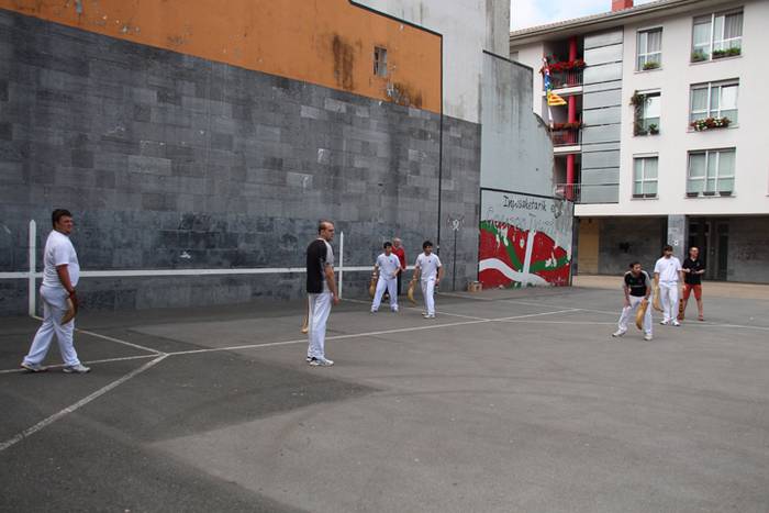 Behar Zana 70. urteurrena errebotea 35 1465127731604