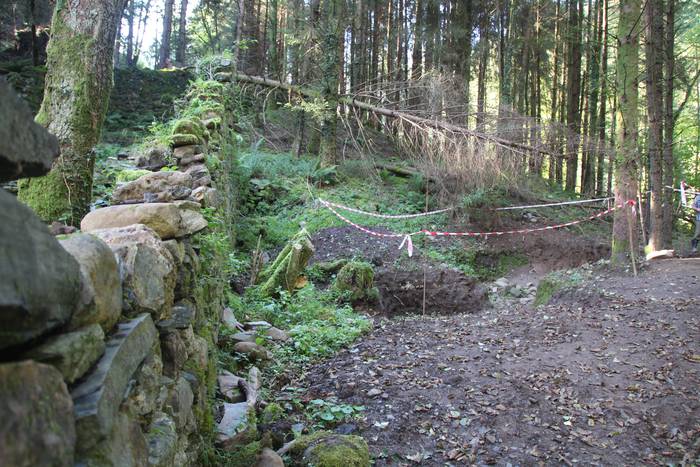 Burdina taldekoak burdinola bat berreskuratzen ari dira Leitzaranen