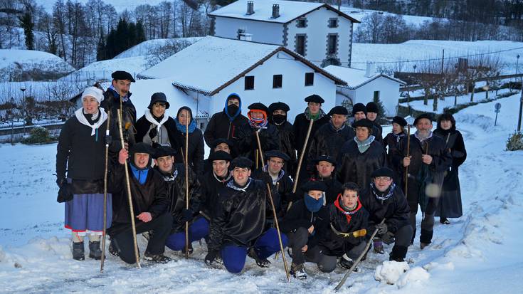 Kanpoan hotz, baina eztarria bero 