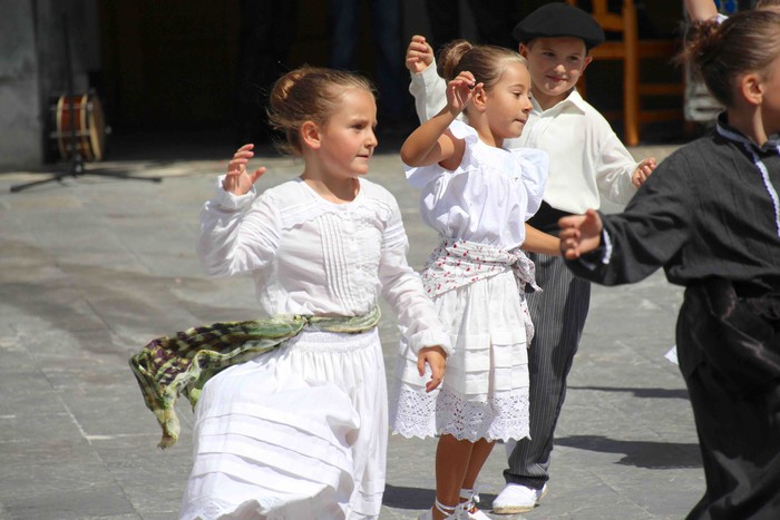 Emakumeak Adunako Axeri-dantzan, lehen aldiz - 13