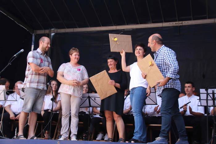 Musikak eta dantzak jantzi d 33 1531659178976