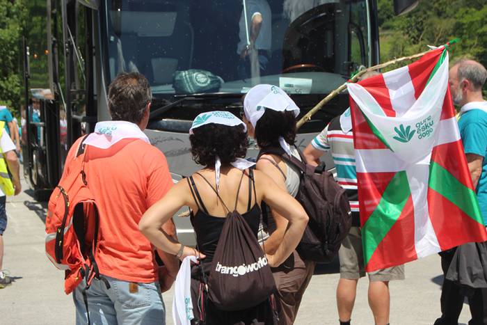 Eskuak batuta, desio bakarre 64 1528640951853