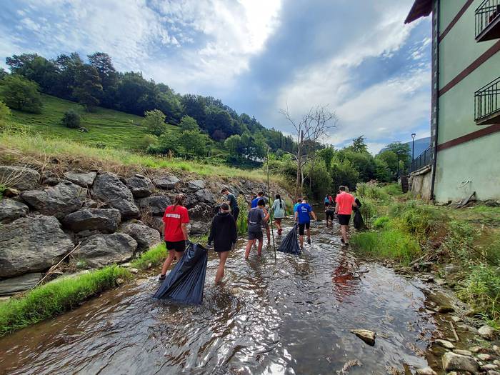 Amezketa inguruak garbitzen  1 1627558494321