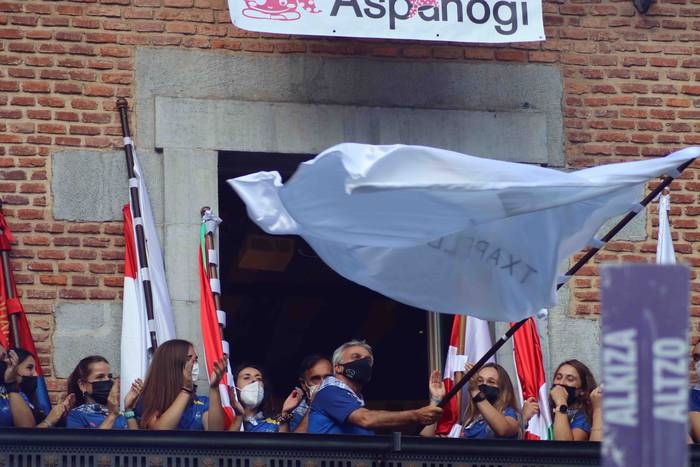 Tolosa urdinez jantzi da 45 1632073509489