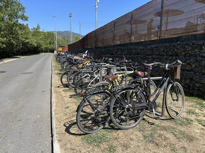 Bizikletak aparkatzeko euskarri berriak Usabal kiroldegian
