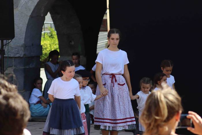 Dantzan igaro dute goiza Liz 51 1630841487254