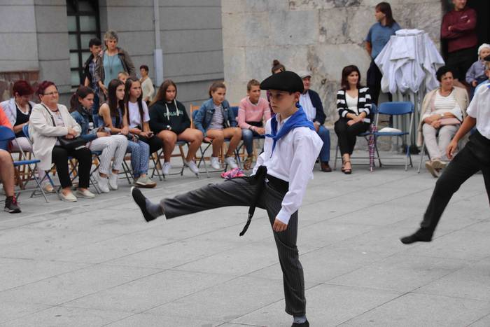 Dantzak, txistuak eta trikit 8 1565549073080