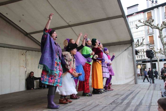 "Mundua geratu dugu" 19 1552072530688