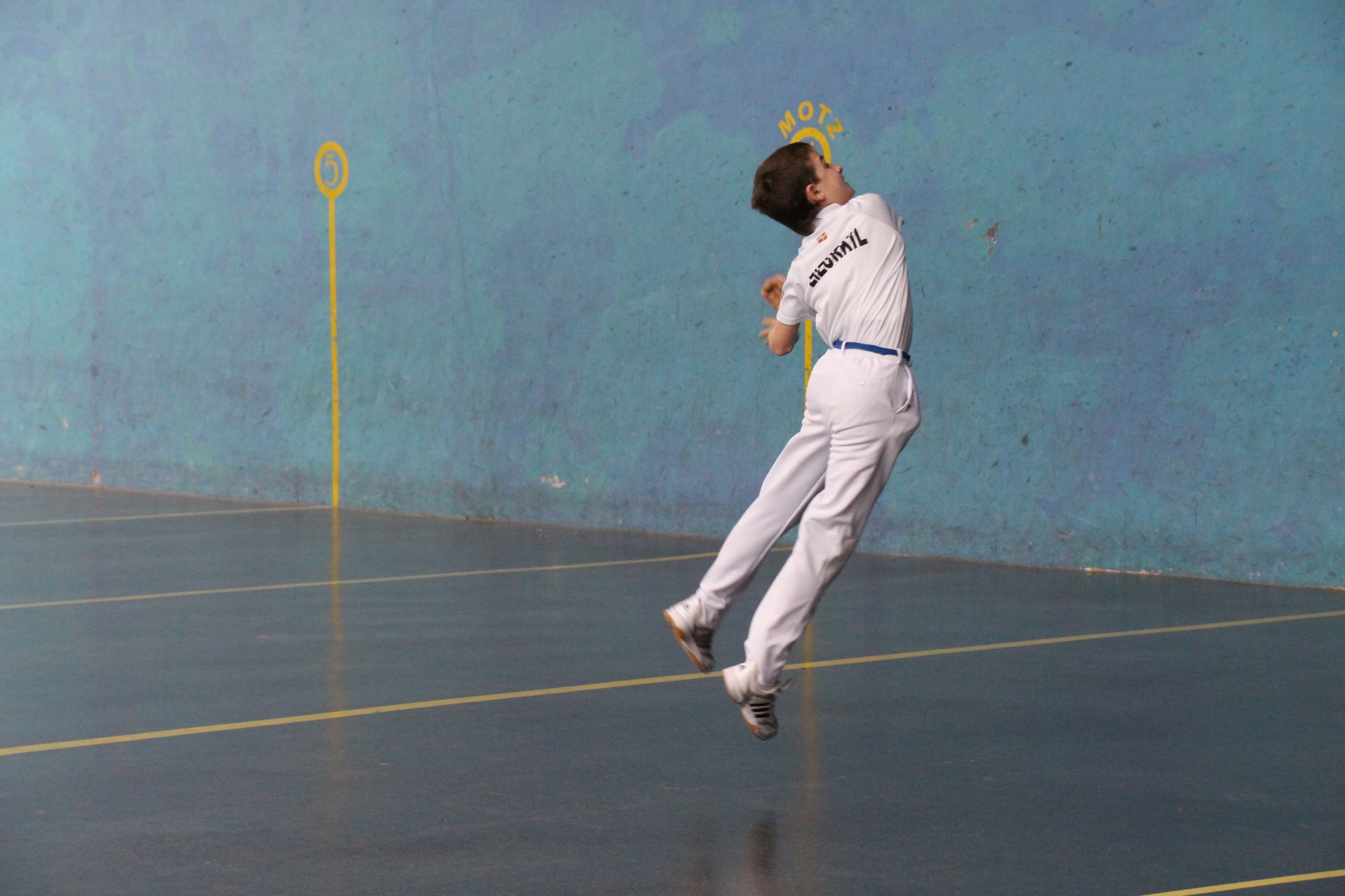 Gimnasioa, frontoia eta haur parkea zabaldu dituzte