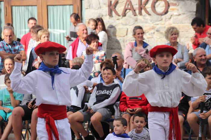 Dantzak, txistuak eta trikit 90 1565549124692