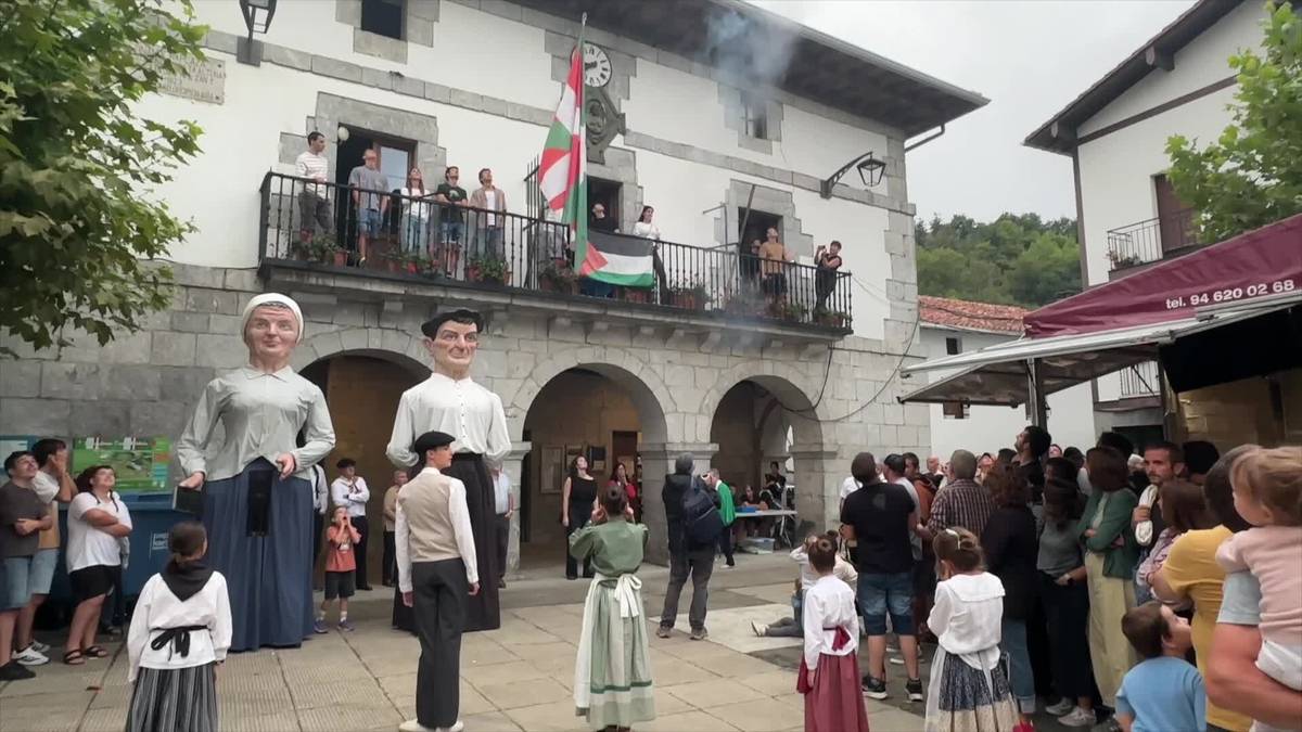 Txupinazoa herriko goi mailako kirolariek bota dute, elbiaren jaitsiera aurretik