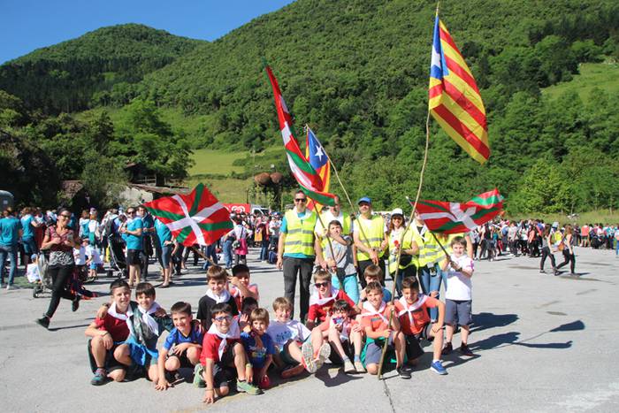 Eskuak batuta, desio bakarre 12 1528640534867